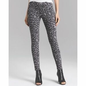 NWT - HUE Leopard 7/8 Leggings